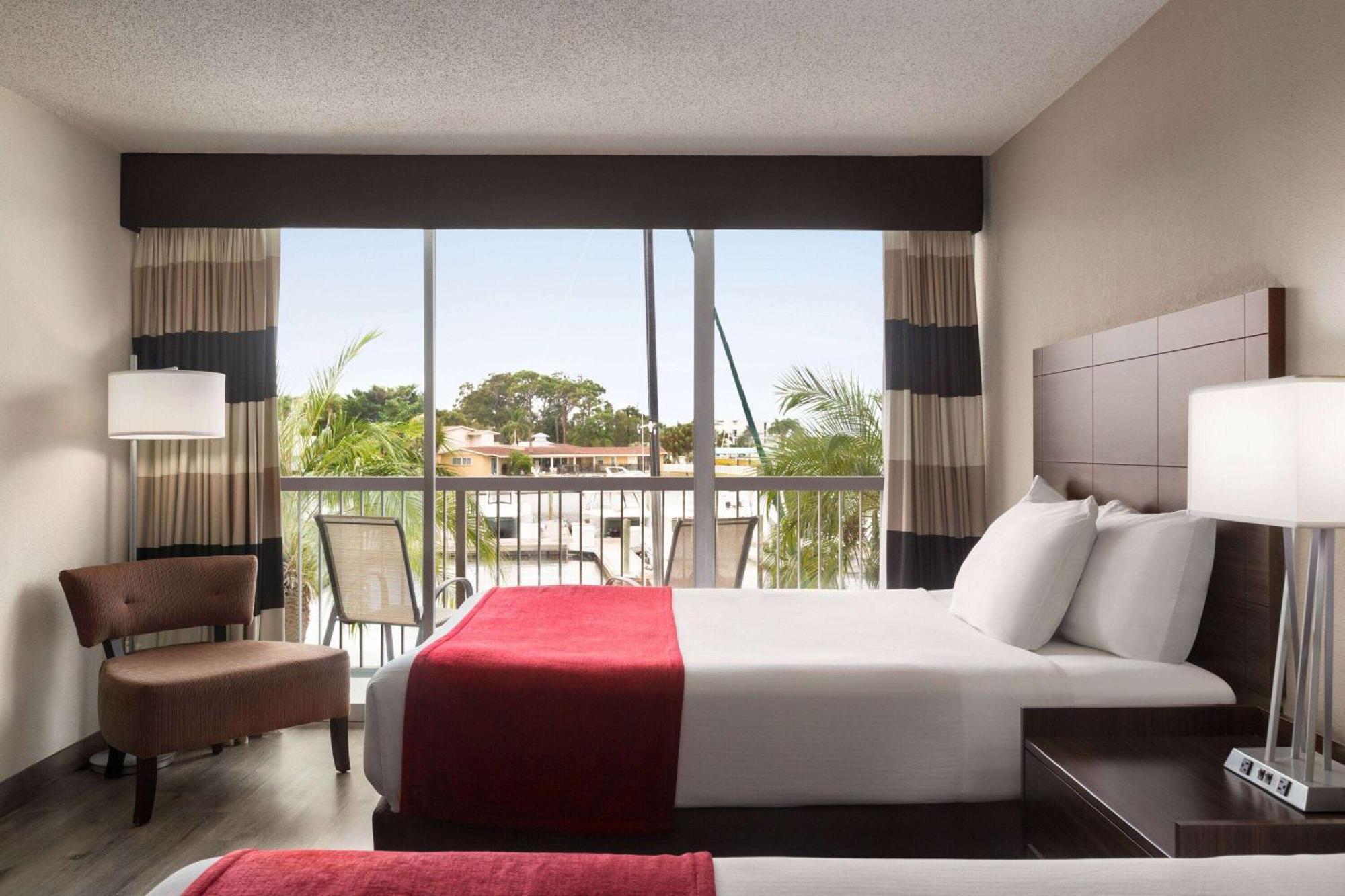 Отель Ramada By Wyndham Sarasota Waterfront Экстерьер фото