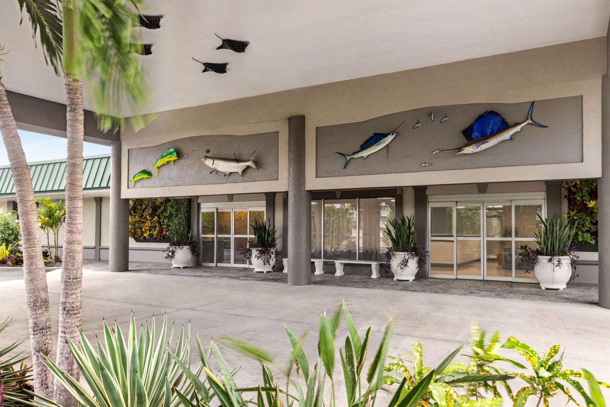 Отель Ramada By Wyndham Sarasota Waterfront Экстерьер фото